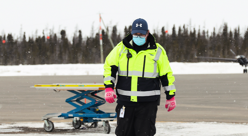 Ambulancier du services hospitaliers au Centre de santé Tulattavik de l'Ungava au Nunavik