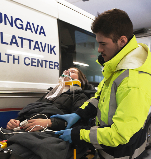 Ambulancier au travail du Centre de santé Tulattavik de l'Ungava